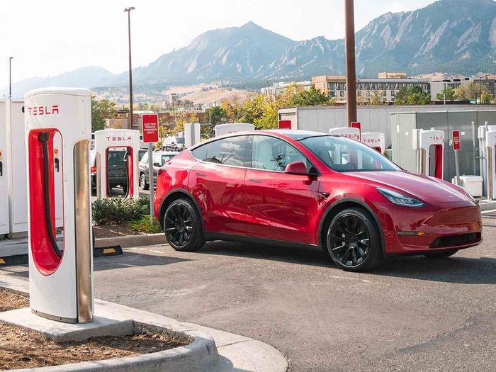 Mẫu xe điện Tesla Model Y cùng hệ thống sạc nhanh Supercharger tại nước ngoài. Ảnh minh họa: Goo-net.