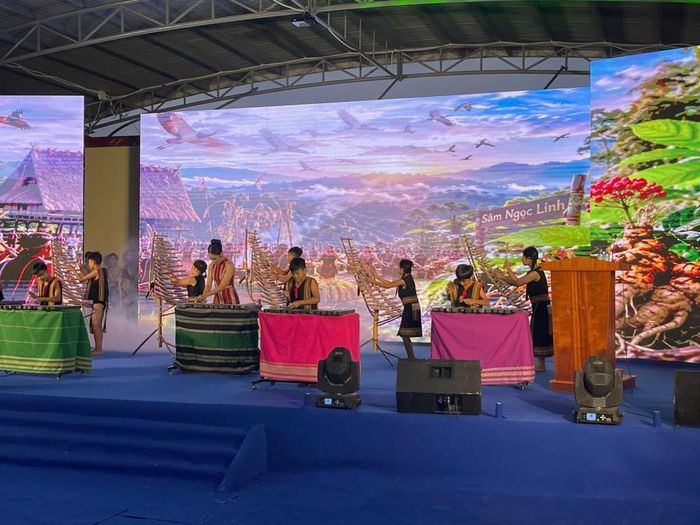 Không gian văn hóa Xơ Đăng được tái hiện sinh động trên sân khấu lễ hội thông qua thanh âm truyền thống của đàn T'rưng và đàn đá.