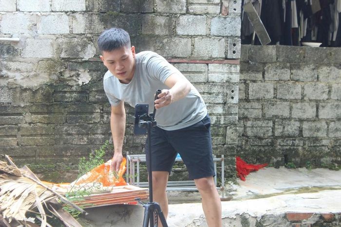 Phước tận dụng mạng xã hội để chia sẻ kinh nghiệm chăm sóc chồn, thiết kế chuồng trại và những bài học thực tế.