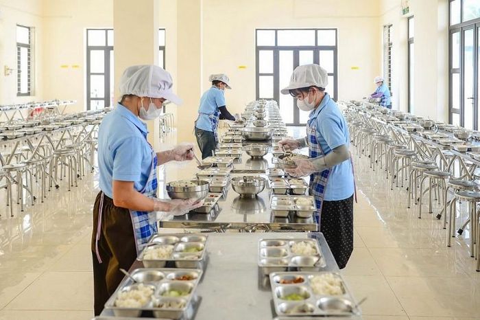 Thức ăn nóng hổi sẽ được nhân viên cấp dưỡng của nhà trường bày biện ra trước 10 phút trước khi học sinh vào ăn.