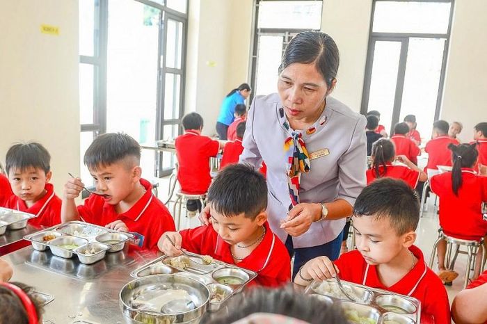 Mỗi học sinh, giáo viên đều thấy hạnh phúc khi được học tập, ăn ngủ trong ngôi trường mới khang trang.