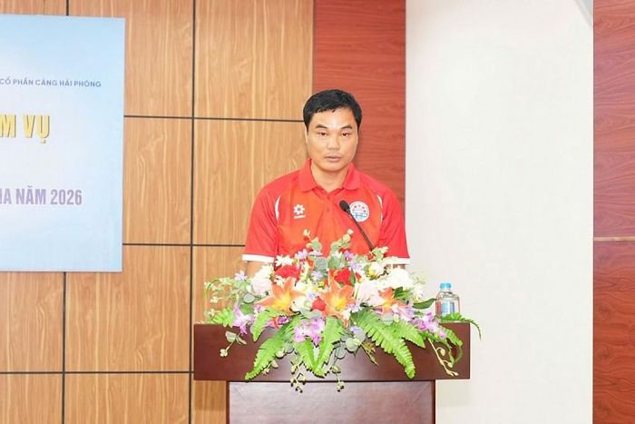 Ông Phạm Đức Dũng, Trưởng bộ môn Bóng chuyền, Huấn luyện viên trưởng Đội tuyển Bóng chuyền nữ Cảng Hải Phòng thông tin về quá trình tập luyện, thi đấu của Đội. Ảnh nguồn CTTĐTTP.