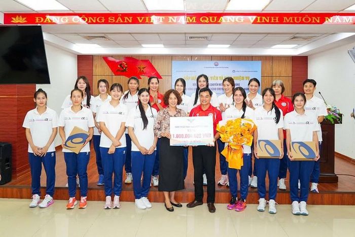 Các doanh nghiệp đã trao tặng những phần quà thiết thực để cổ vũ tinh thần toàn đội bóng trước khi lên đường thi đấu. Ảnh nguồn CTTĐTTP.