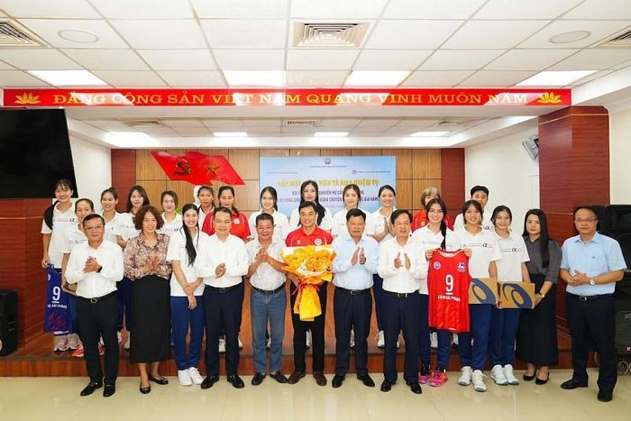 Lãnh đạo thành phố động viên Đội bóng trước khi lên đường thi đấu. Ảnh nguồn CTTĐTTP.