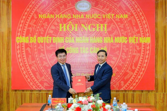 Thống đốc NHNN Phạm Đức Ấn trao quyết định cho ông Đỗ Giang Nam.