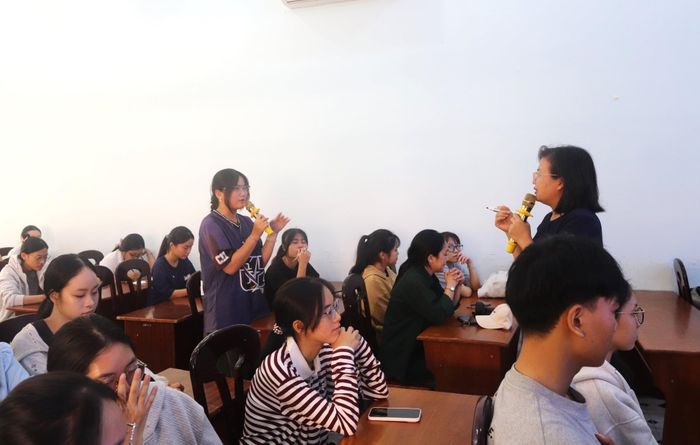 Nhiều sinh viên tương tác cùng ThS. Nguyễn Thị Dung