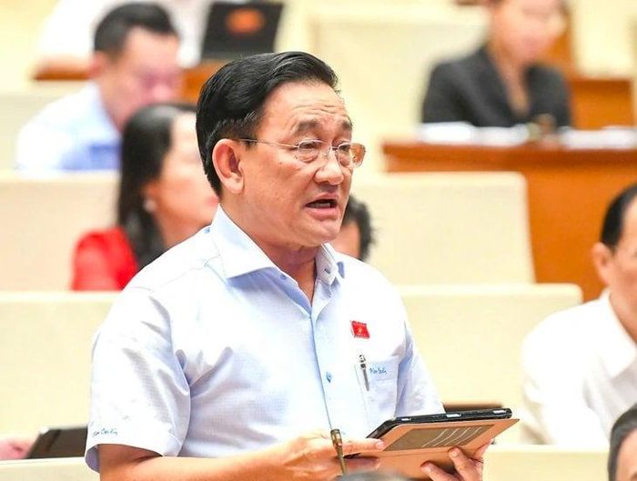 Đại biểu Trần Quốc Tuấn (đoàn Vĩnh Long).