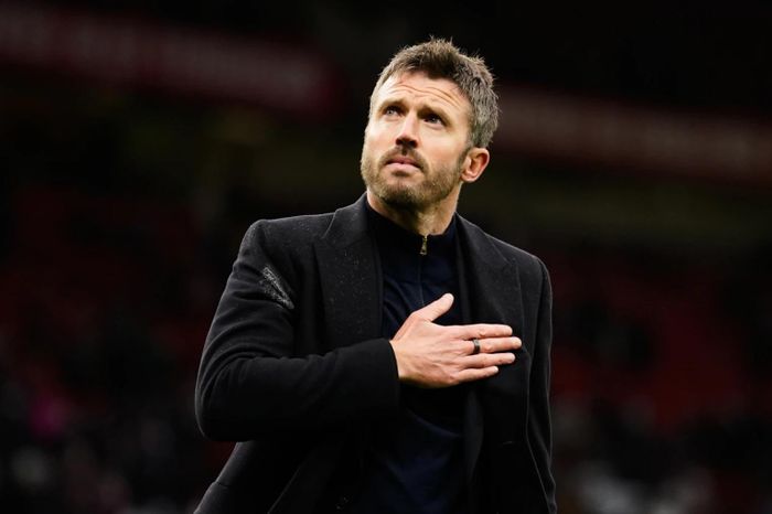 HLV Michael Carrick khẳng định Bruno Fernandes tiếp tục giữ băng đội trưởng Man Utd. (Ảnh: AP)