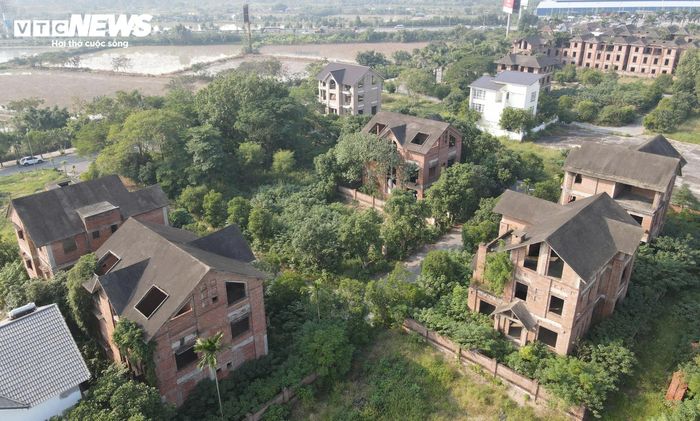 Sau 20 năm hoàn thiện phần thô, khu đô thị Nam Từ Sơn vẫn vắng bóng cư dân, nhiều căn xuống cấp, cỏ dại bủa vây, hoang tàn. Đến nay chỉ lác đác vài căn được đưa vào sử dụng.