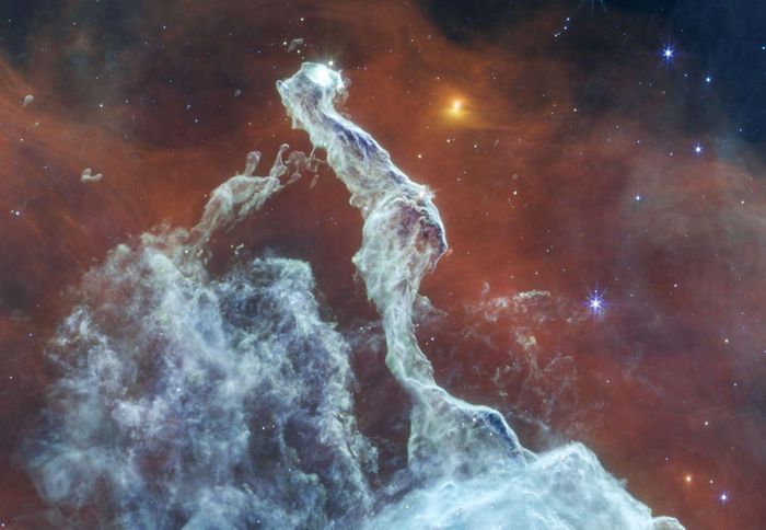 Hình ảnh hồng ngoại tầm trung từ Kính viễn vọng không gian James Webb của NASA cho thấy cấu trúc phức tạp bên trong tinh vân. (Ảnh: NASA)