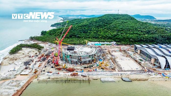 Phú Quốc được định hướng trở thành trung tâm du lịch sinh thái biển - đảo, dịch vụ chất lượng cao, có năng lực cạnh tranh quốc tế. (Ảnh: Ánh Dương).