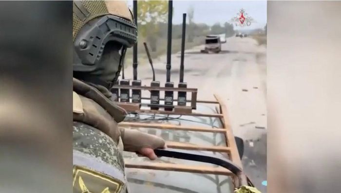 Binh sĩ Nga triển khai rà phá bom mìn tại thị trấn Oleshky, tỉnh Kherson. 