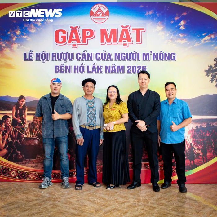 Hai cha con Ba Báo cùng tham gia các lễ hội tại địa phương.