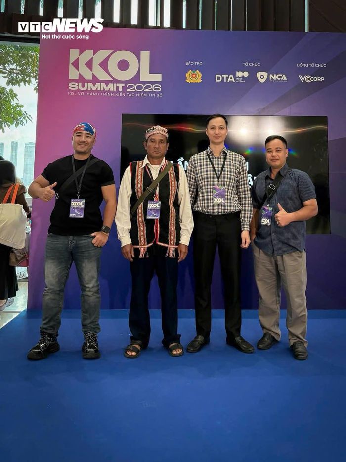 Hai cha con Ba Báo tham dự hội nghị KOL toàn quốc.