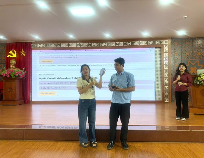 Các học viên tham gia phần thực hành tương tác trực tiếp với tình huống số hóa trong lớp tập huấn mô hình “Người bản số” tại Lào Cai.