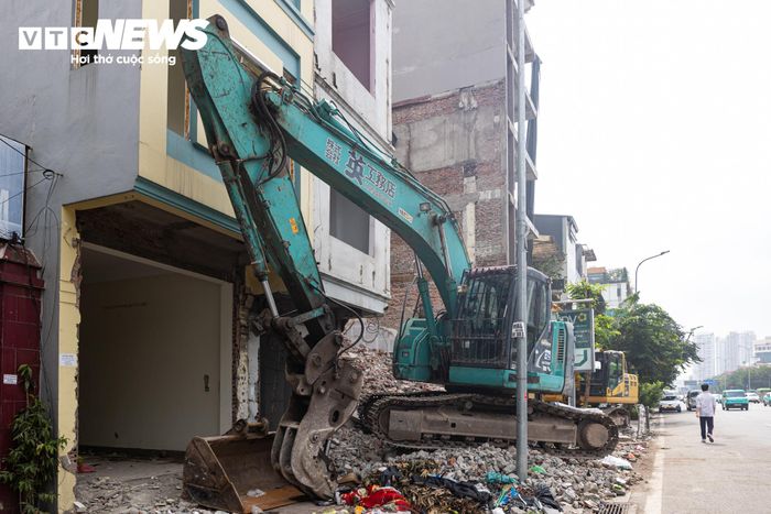Với gần 100m² đất bị thu hồi, gồm diện tích của hai căn nhà mặt phố, gia đình ông Tiến được bồi thường tổng cộng 38 tỷ đồng. Ông Tiến cho biết, gia đình không có kiến nghị hay khiếu nại về phương án bồi thường. Dù việc bàn giao nhà đất khiến sinh hoạt ít nhiều xáo trộn, gia đình ông vẫn đồng thuận thực hiện để bàn giao mặt bằng theo kế hoạch.
