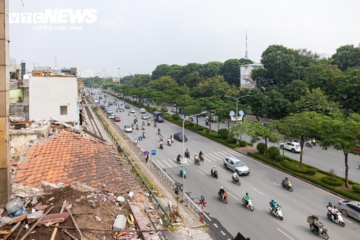 Theo quy hoạch, tuyến đường có mặt cắt ngang rộng 90m, gồm 10 làn xe trên tuyến chính và 6 làn trên các tuyến song hành hai bên. Không chỉ mở rộng hạ tầng giao thông, dự án còn hướng tới chỉnh trang, tái thiết đô thị, kết hợp phát triển giao thông với không gian kinh tế đô thị.