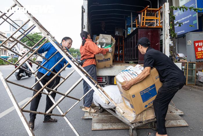 Dọc tuyến đường Giải Phóng, nhiều hộ dân tất bật thu dọn đồ đạc, vận chuyển tài sản ra khỏi nhà để sớm bàn giao mặt bằng cho dự án.