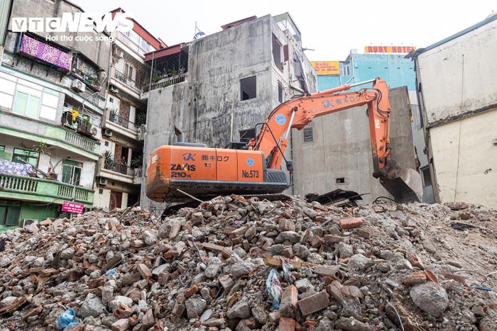 Theo thống kê của phường Bạch Mai, có 222 hộ gia đình và 9 tổ chức thuộc diện thu hồi đất. Thời gian qua, Ban Quản lý dự án đầu tư - hạ tầng phường đã tổ chức 4 đợt chi trả tiền bồi thường, hỗ trợ. Qua các đợt này, 59 hộ dân đã nhận tiền với tổng kinh phí hơn 650 tỷ đồng. Đại diện Ban Quản lý dự án đầu tư - hạ tầng phường cho biết, địa phương đặt mục tiêu hoàn thành phê duyệt phương án bồi thường đối với các hộ còn lại trong tháng 10, đồng thời tiếp tục giải quyết những vướng mắc, khiếu nại phát sinh (nếu có) theo đúng quy định pháp luật.