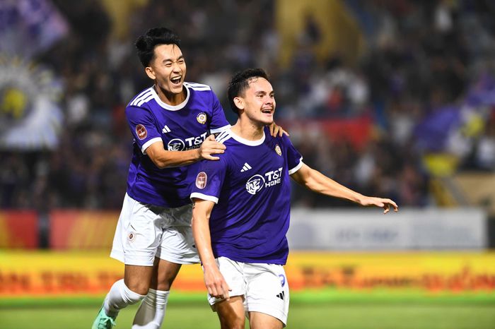 Hà Nội đánh bại Ninh Bình với tỷ số 2-1.
