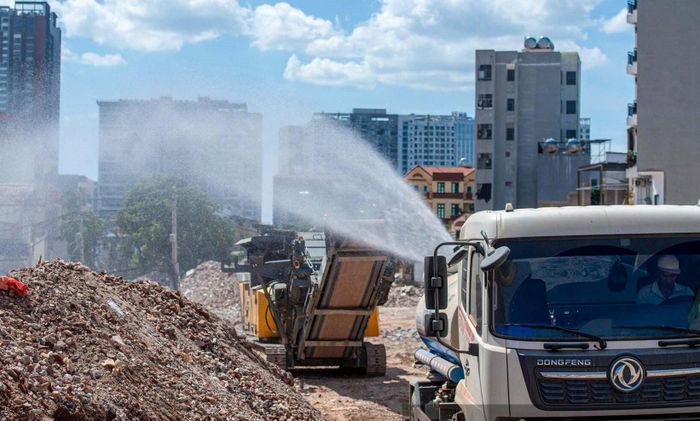 Các công trình xây dựng phải có biện pháp hạn chế phát sinh bụi mịn ra môi trường. Ảnh ST