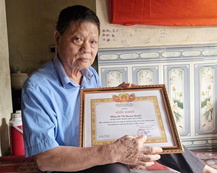 Ông Vũ Quang Quyền- Bí thư Chi bộ, Trưởng thôn Thao Chính, tổ trưởng tổ hòa giải của thôn tự hào về những danh hiệu thi đua cao quý do cấp trên trao tặng. Ảnh: Nguyễn Chương
