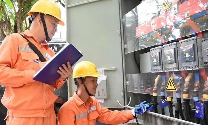 Doanh nghiệp, người dân mong giảm gánh nặng chi phí điện, xăng dầu. Ảnh: ĐVCC