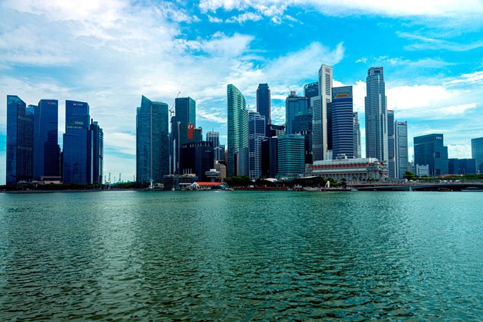 Toàn cảnh khu tài chính Singapore nhìn từ bên kia vịnh Marina vào ban ngày. Ảnh: Wikimedia Commons