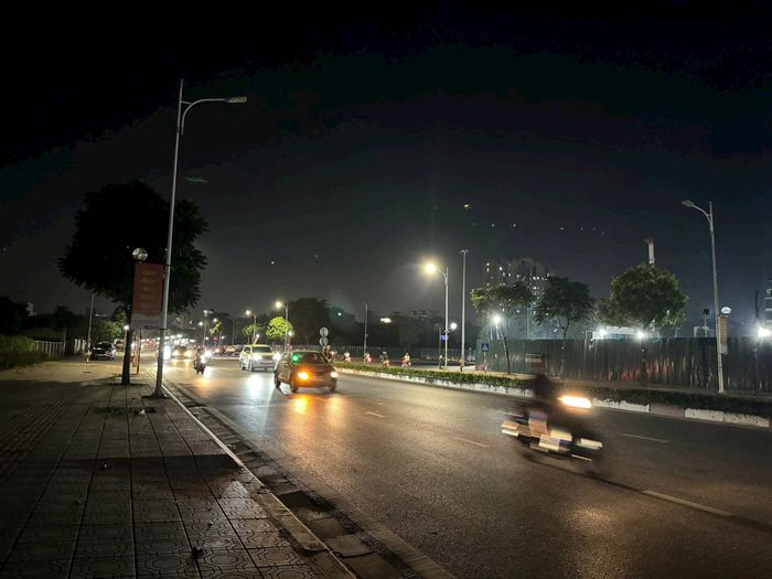 Đường Nguyễn Thế Rục (phường Bồ Đề) cũng có nhiều đoạn thiếu sáng dù hệ thống đèn đường đã được lắp đặt. Ảnh: PV