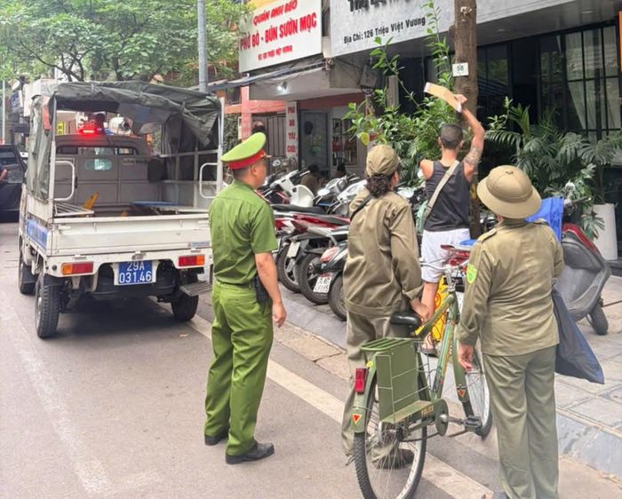 Công an phường cùng tổ tuần tra an ninh cơ sở phát hiện vi phạm trên phố Tuệ Tĩnh. Ảnh: Hoa Hiệp