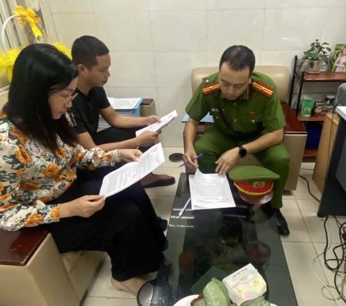 Công an và Phòng Văn hoá UBND phường Hai Bà Trưng tiến hành xử phạt một cơ sở quảng cáo hết hạn vi phạm trên Phố Huế. Ảnh: Hoa Hiệp