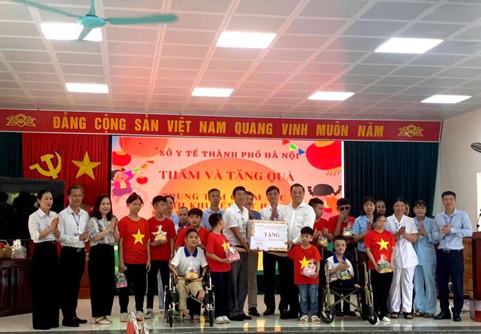 Trao quà tặng trẻ em tại Trung tâm chăm sóc trẻ khuyết tật Hà Nội. Ảnh: Phạm Ban