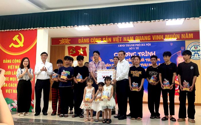 Một hoạt động trao tặng quà dành cho trẻ em của thành phố Hà Nội. Ảnh: Phạm Ban.