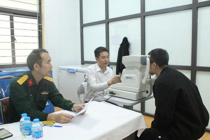 Khám sơ tuyển nghĩa vụ quân sự năm 2026 tại xã Hòa Phú. Ảnh: Lê Hân