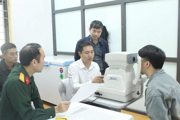 Chủ tịch UBND xã Hòa Phú Vũ Xuân Hùng (người đứng) kiểm tra công tác sơ tuyển nghĩa vụ quân sự năm 2026. Ảnh: Lê Hân