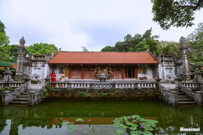 Bảo tồn di tích chưa bao giờ là công việc đơn giản, cần sự cân bằng giữa bảo lưu nguyên trạng giá trị lịch sử và đáp ứng nhu cầu phát triển của đời sống đương đại. Trong ảnh: Di tích quốc gia đặc biệt Đền Hai Bà Trưng (Mê Linh).