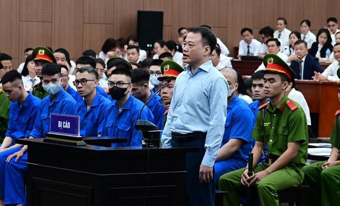 Bị cáo Nguyễn Hòa Bình tại phiên tòa. Ảnh: N.M