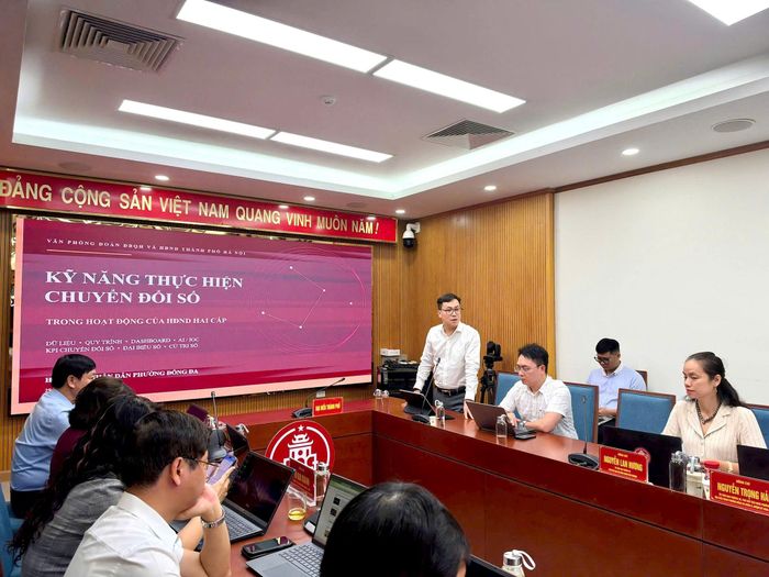 Đại biểu HĐND phường được hướng dẫn kỹ năng thực hiện chuyển đổi số bằng các ứng dụng. Ảnh: TH