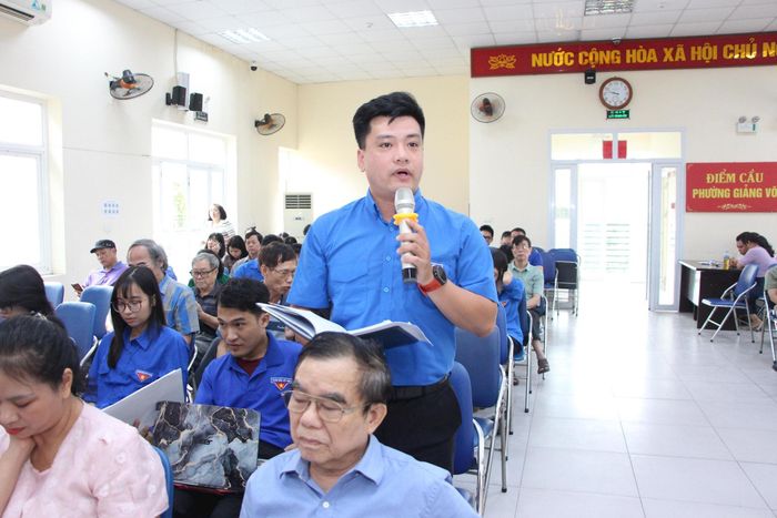 Bí thư Đoàn thanh niên phường Giảng Võ Vũ Tùng Dương phát biểu tại hội nghị. Ảnh: TT