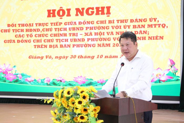 Bí thư Đảng ủy, Chủ tịch HĐND phường Giảng Võ Tống Học Nghĩa phát biểu tại hội nghị. Ảnh: TT