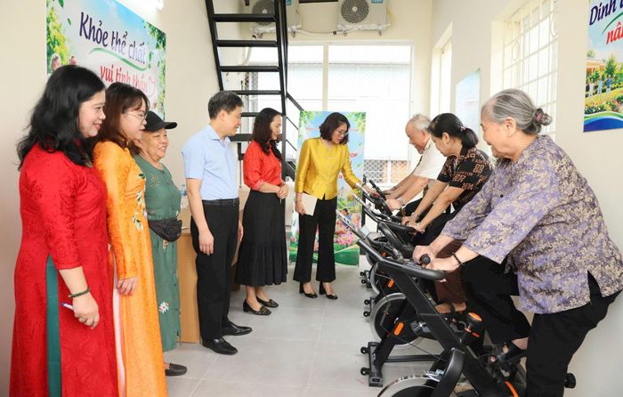 Các đại biểu thăm hỏi, động viên các bác cao tuổi trong ngày khai trương cơ sở. Ảnh: PV