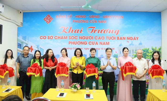 Phó Bí thư Thường trực Đảng ủy phường Cửa Nam Phạm Thị Thu Thủy và Chủ tịch UBND phường Nguyễn Quốc Hoàn cùng các đại biểu cắt băng khai trương cơ sở. Ảnh: PV
