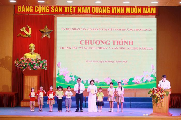 Lãnh đạo phường Thanh Xuân trao quà động viên các học sinh có hoàn cảnh khó khăn. Ảnh: Tùng Lâm