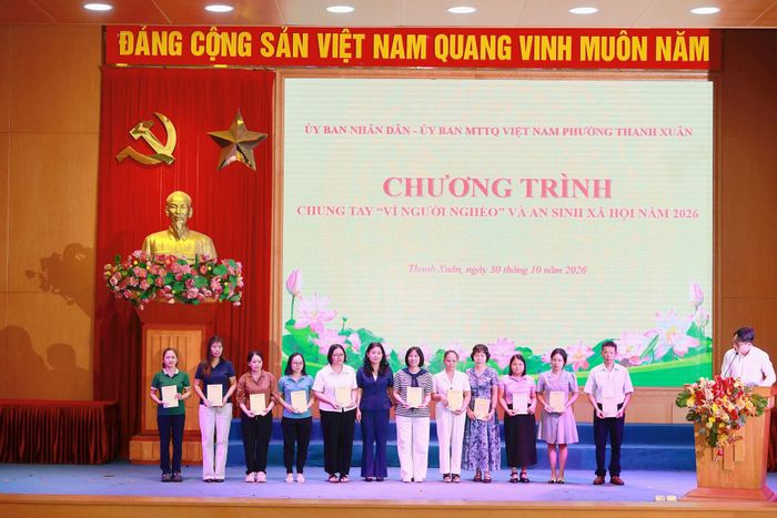 Lãnh đạo phường Thanh Xuân trao quà động viên các giáo viên có hoàn cảnh đặc biệt khó khăn. Ảnh: Tùng Lâm