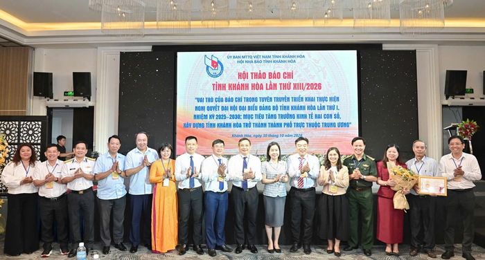 Các đại biểu chụp hình lưu niệm tại hội thảo. Ảnh: PV