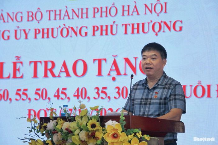 Đồng chí Bùi Đức Thiêm, nguyên Phó Trưởng phòng, Cục Cảnh sát điều tra tội phạm về ma túy, Bộ Công an, đại diện các đảng viên nhận Huy hiệu Đảng phát biểu tại buổi lễ. Ảnh: Hoàng Vũ