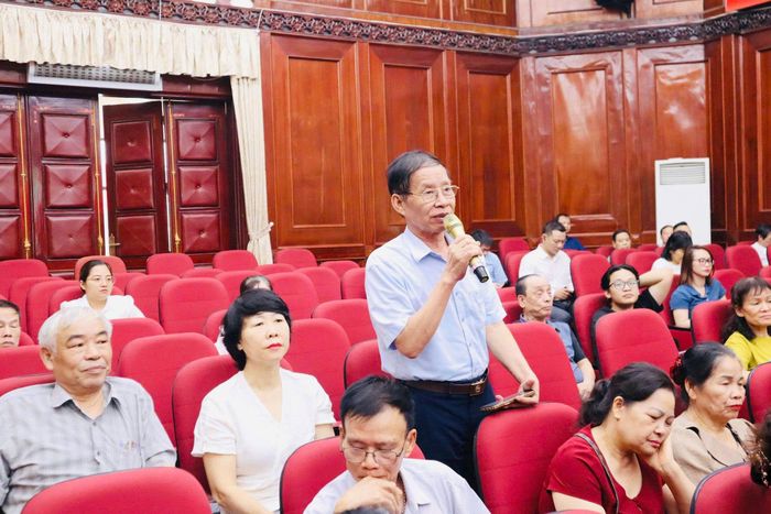 Cử tri phường Từ Liêm phát biểu ý kiến. Ảnh: PV.