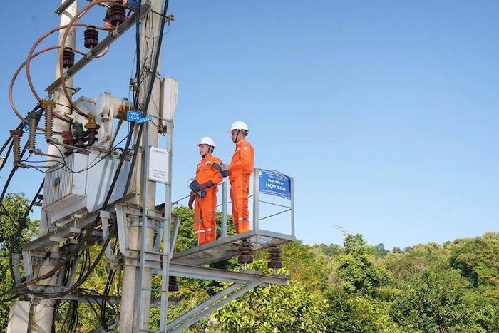 Nhân viên EVNHANOI kiểm tra an toàn hệ thống lưới điện. Ảnh: EHN