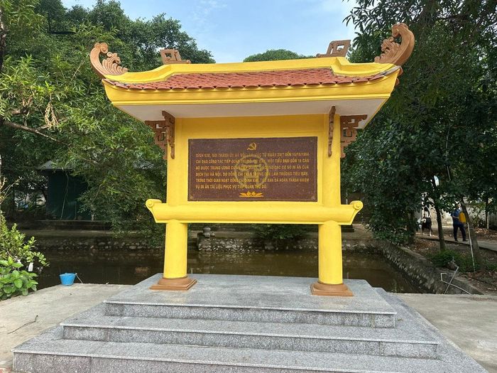 Xã Tam Hưng đã gắn biển công trình kỷ niệm tại đình Kim. Ảnh: Hoàng Lân.