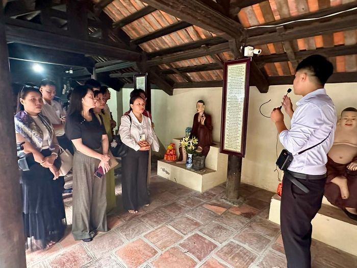 Đoàn tham quan chùa Bối Khê - Di tích Quốc gia đặc biệt. Ảnh: Hoàng Lân.